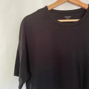 Old Navy Active ultralite black short sleeved t-shirt athleisure side slits‎ XS thumbnail 2