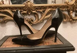 Manolo Blahnik Elegant Black Stiletto Heels thumbnail 1
