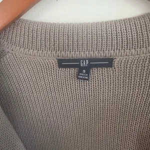 GAP Taupe Knit Button-Front Cardigan with Pockets thumbnail 3