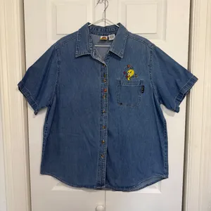 Vintage 2000 Warner Bros Tweety Bird Fall Button Down Denim Shirt thumbnail 1