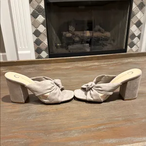 Journee Collection Tabithea Grey Block Heel Sandals Square Toe‎ Size 9 NIB thumbnail 2