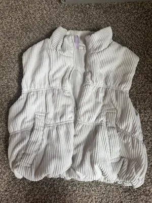 Francesca's White Ribbed Puffer Vest with Zip Front & Pockets thumbnail 2
