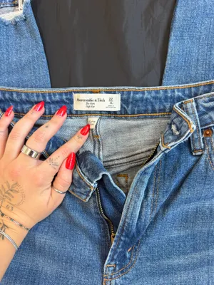 Abercrombie Jeans Mom High-Rise Curve thumbnail 3