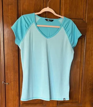 North Face Women's Light Blue V-Neck Top Size Large thumbnail 1