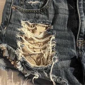 American Eagle High Rise Distressed Shorts Womens Size 2 Denim‎ Festival Party thumbnail 4