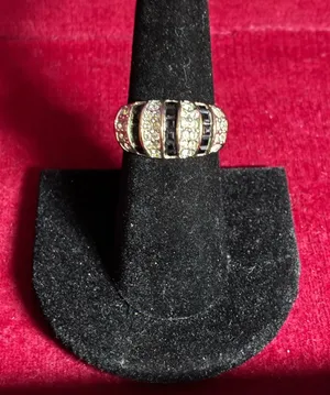 Elegant gold toned and Black Women's Ring size 7.5 thumbnail 1