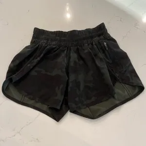 Lululemon Tracker Shorts in Green‎ Camo Size 4 thumbnail 2