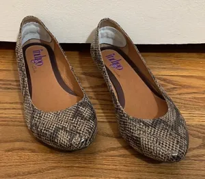 Indigo by Clarks Snakeskin Pattern Slip On Shoes heeled loafer‎ size 7.5 thumbnail 1