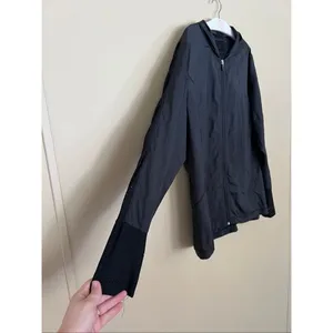 Maurices In Motion Black Light Weight Zip Up Top Woman’s Size 2 Stains/Marks thumbnail 4