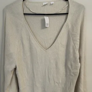 NWT Gap Ribbed V-Neck Pullover Sweater Soft Knit Blend Volume Sleeves XL‎ Cream thumbnail 3