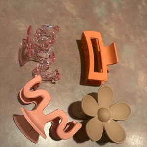 Urban Outfitters Set of 4 Claw Hair Clips thumbnail 5