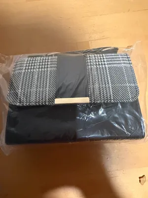 Stylish and elegant handbag in good condition. Perfect for everyday use, work, shopping, or going out. Spacious enough to carry your essentials and easy to match with different outfits. Please check the photos for the exact condition and details. thumbnail 6