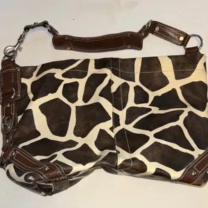 Source Unknown BROWN & CREAM FAUX LEATHER GIRAFFE PRINT DESIGN BIG BUCKET BAG SILVER HARDWARE thumbnail 1