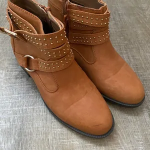 Tan Low Ankle Boots Vegan Faux Leather Women's 6.5 Studs Buckle Western Boho thumbnail 5