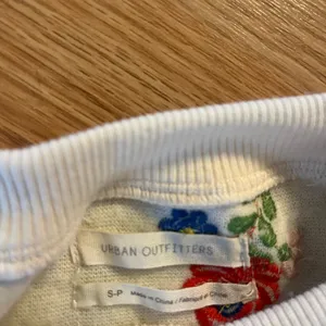 Urban Outfitters, Woman’s Fleece Crop Sweater, with‎ Flower Decals, Size S/P thumbnail 2