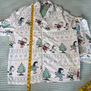 NWT Peanuts Pajama Set Womens Medium Snoopy Charlie Brown Lucy Sally Christmas thumbnail 8