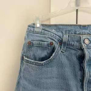 Levi's 501 Mid Wash Straight Legged Women’s Jeans with Button Up Fly thumbnail 3