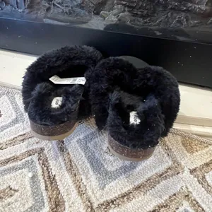 NWT Aerie Black Fuzzy Clogs/Slippers Size 6 thumbnail 5