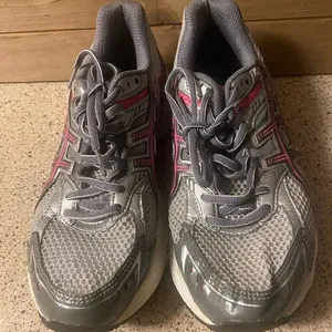 ASICS women's sneakers size 8 gray and red. thumbnail 2