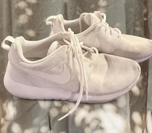 Women’s Nike Roche One White Sneakers 6.5 thumbnail 1