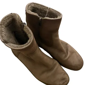 Frye Women's Gemma Short Shearling Winter Boots thumbnail 5