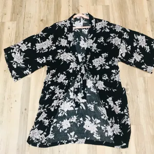 Spiritual Gangster Maya Kimono Floral FabFitFun One Size Black. thumbnail 6