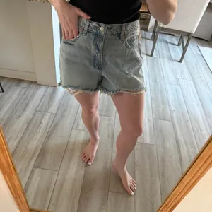 Universal Threads Women's Blue Shorts thumbnail 2