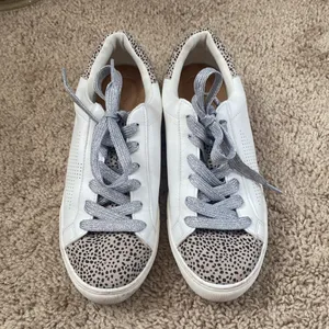 Universal Threads star sneaker with leopard print and silver laces thumbnail 2