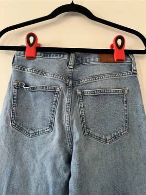 J Crew Classic Straight Light Wash Jeans 25 Minimalist Capsule Wardrobe thumbnail 4