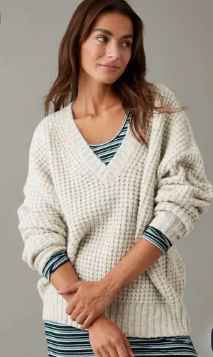 Coastal Grandma Core: American Eagle Chunky Knit Oversized V-Neck Sweater thumbnail 1