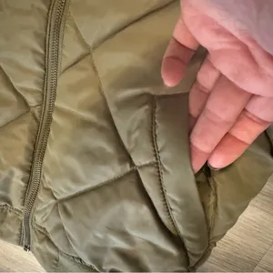 Dickies women’s quilted and lined puffer vest size Small thumbnail 6
