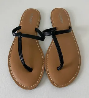 EUC | Old Navy women’s black thong strap sandals — size‎ 7 thumbnail 1