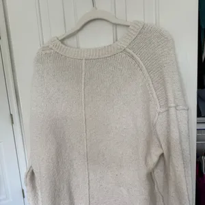 Free People Cream V-Neck Sweater ***small hole in armpit area in last pic**** thumbnail 4