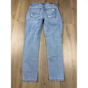 American‎ Eagle Mom Jean Womens 2 Regular Light Wash Distressed High Rise Denim thumbnail 6