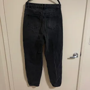 H&M Women’s High-Rise Black Straight Jeans Size 4 (Good Condition) thumbnail 2