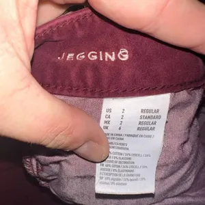American Eagle size 2 maroon stretchy normcore jeggings thumbnail 2