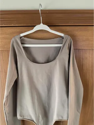 SKIMS Essential Scoop Neck Long Sleeve Bodysuit Beige Tan Women’s XXS / XS thumbnail 2