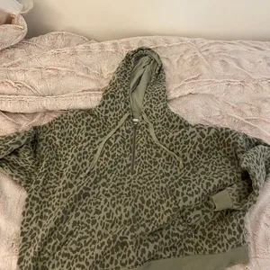 American Eagle cheetah print sweatshirt- small thumbnail 1