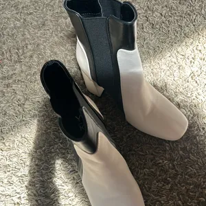Yo‎ Ki Creme Black Wedge Boots Size 5.5 thumbnail 4