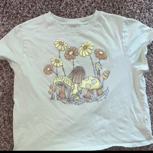 American Eagle Cropped Graphic T Shirt Size L thumbnail 1
