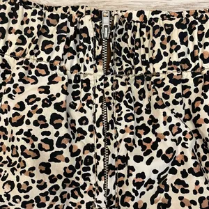 Urban Outfitters Leopard Print Elastic Waist Zip Front Straight Leg Pants XS thumbnail 5