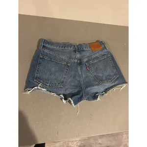 Women's Levi's 501 Denim Shorts Size:‎ 27 thumbnail 3
