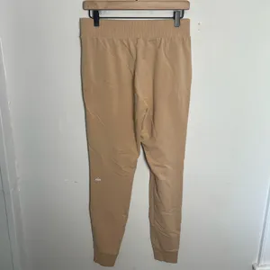 ALO YOGA- Unwind Sweatpant Dune Wash Size S thumbnail 4