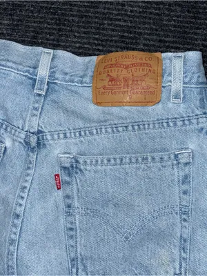 Vintage Levis Relaxed Fit Denim Mid Thigh Shorts 10 / 28 Light Wash Cotton Jorts thumbnail 3