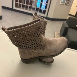 Booties Stylish Women's Taupe Ankle Booties 10 MUDD Excellent shape thumbnail 10