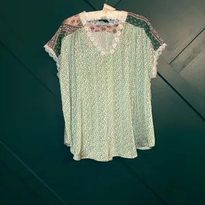DAVI & DANI Green Floral V-Neck Lace Trim Blouse thumbnail 2