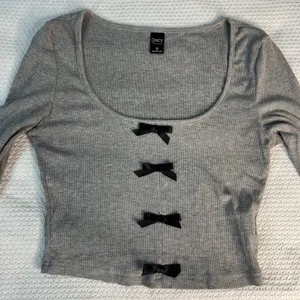 Dazy Womens Gray Ribbed Long Sleeve Crop Top Black Bow Detail‎ Scoop Neck Size M thumbnail 5