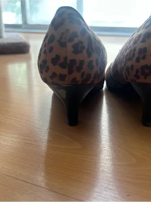 Leopard Heels 8.5 Peep-Toe Leopard print mid Heel in Brown & Black by lmpo thumbnail 5