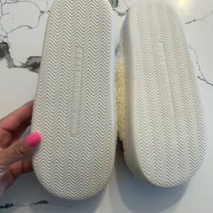 Cozy Strawberry Pattern Slippers NWT White Size 8.5 thumbnail 2