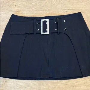 White Fox Mini Skirt Belt & Buckle Detail Size M Black thumbnail 2
